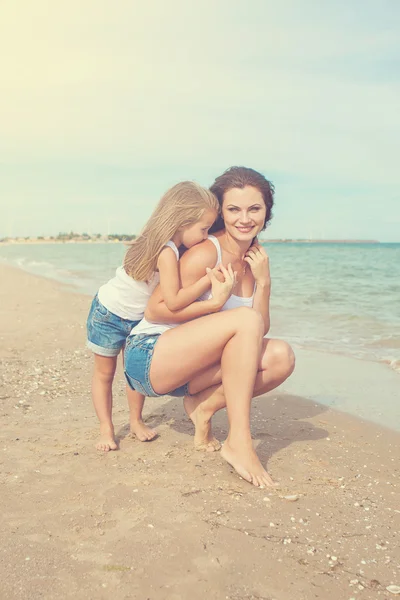 Madre y su hija se divierten en la playa —  Fotos de Stock