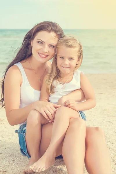 Anya és lánya, szórakozás a strandon — Stock Fotó