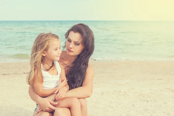 Madre y su hija se divierten en la playa — Foto de Stock