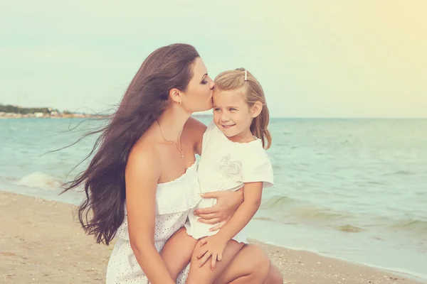 Glada vackra mor och dotter njuter av stranden tid — Stockfoto