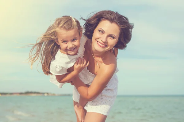 Mother and her daughter  having fun on the beach — Stock Photo, Image