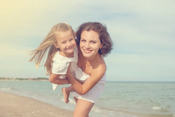 Mother and her daughter  having fun on the beach — Stock Photo, Image