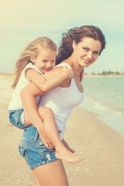 Anne ve kızı plajda eğlenmek