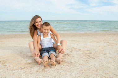 Anne ve oğlu sahilde eğleniyor