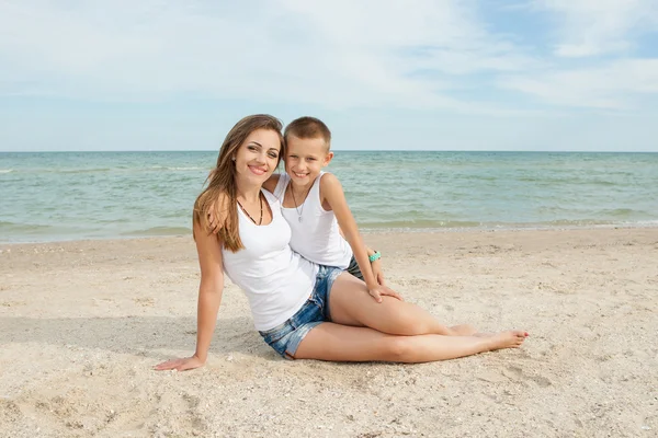 Mãe e seu filho se divertindo na praia — Fotografia de Stock