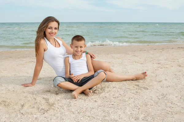 Mãe e seu filho se divertindo na praia — Fotografia de Stock