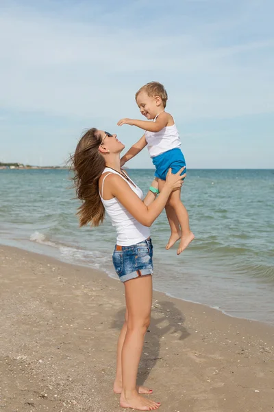 Mother and her son having fun on the beach — Stock Photo, Image