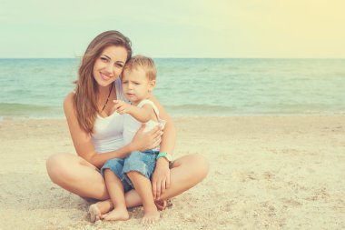 Anne ve oğlu sahilde eğleniyor