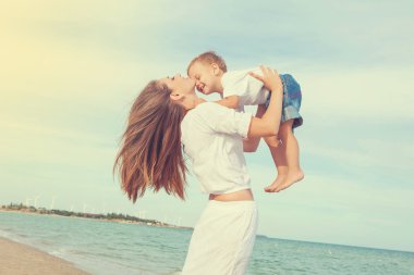 Anne ve oğlu sahilde eğleniyor