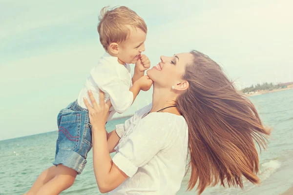 Mother and her son having fun on the beach — Stock Photo, Image