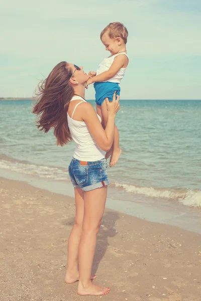 Mãe e filho felizes desfrutando de tempo de praia — Fotografia de Stock