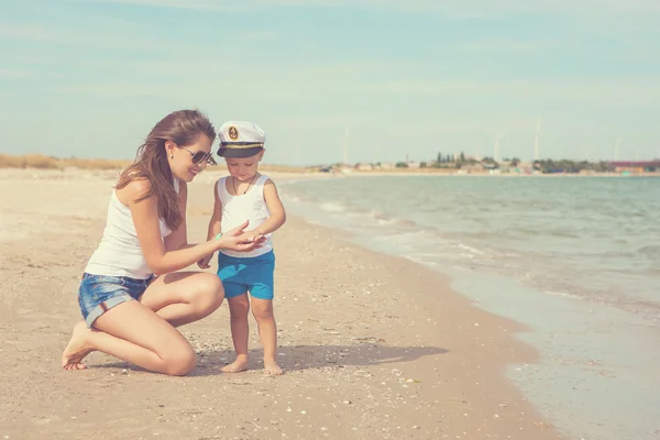 Moeder en haar zoon plezier op het strand — Stockfoto