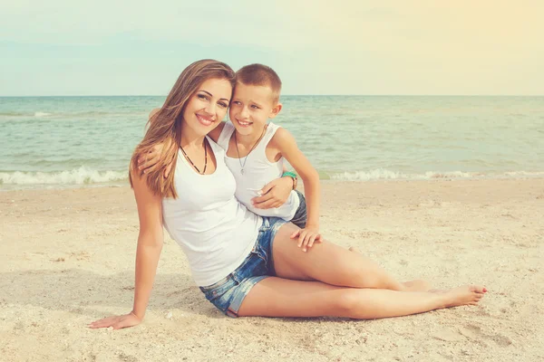 Mamma och hennes son att ha kul på stranden — Stockfoto