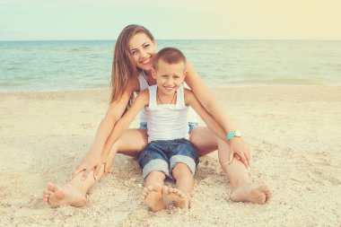 Anne ve oğlu sahilde eğleniyor