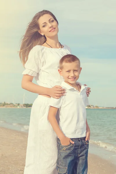 Mutter und ihr Sohn amüsieren sich am Strand — Stockfoto