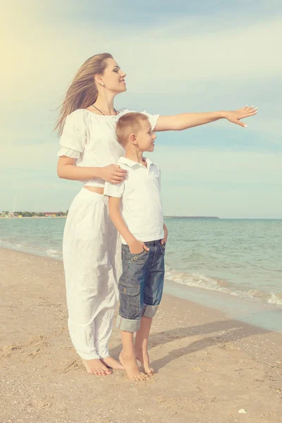 Mother and her son having fun on the beach — Stock Photo, Image