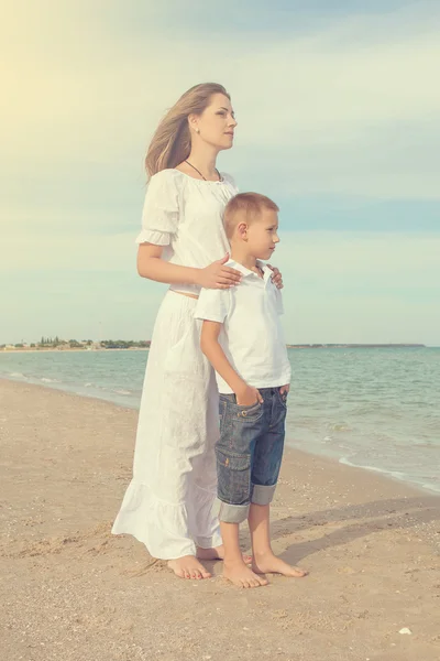 Mãe e seu filho na praia — Fotografia de Stock