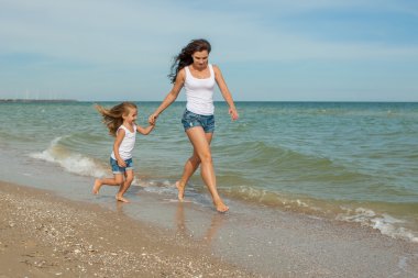 Mutlu güzel anne ve kızı plaj zaman zevk 