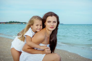 Mutlu güzel anne ve kızı plaj zaman zevk