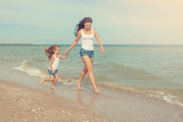 Happy beautiful mother and daughter enjoying beach time — Stock Photo, Image