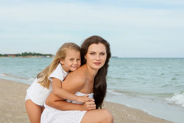Feliz bela mãe e filha desfrutando de tempo de praia — Fotografia de Stock