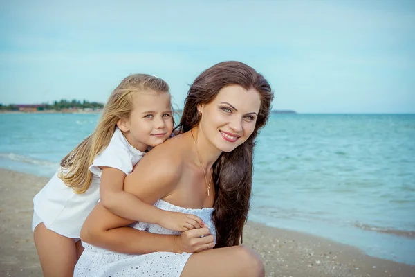 Feliz bela mãe e filha desfrutando de tempo de praia — Fotografia de Stock