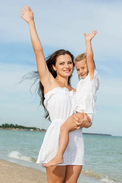 Glada vackra mor och dotter njuter av stranden tid — Stockfoto