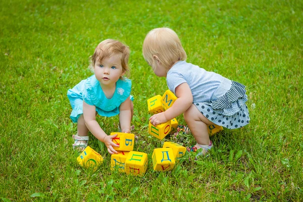 Niñas en la naturaleza jugando juguete — Foto de Stock