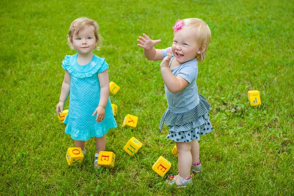 Dziewczynki na charakter gry zabawki — Zdjęcie stockowe