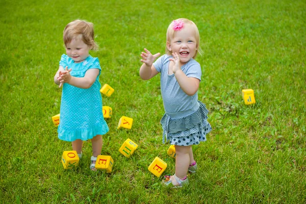 Niñas en la naturaleza jugando juguete — Foto de Stock