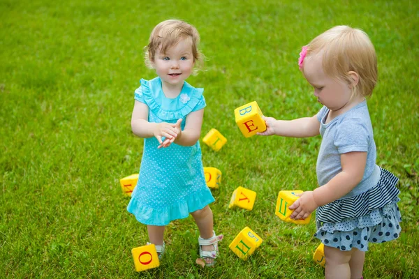 Niñas en la naturaleza jugando juguete — Foto de Stock