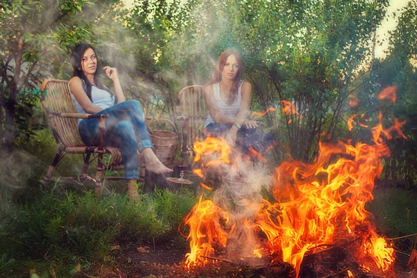 Girls with red wine glasses near bonfire — Stock Photo, Image