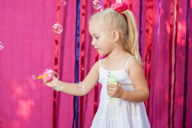 Sabun köpüklü mutlu küçük kız