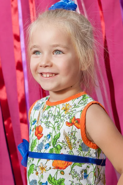 Retrato adorable niña — Foto de Stock