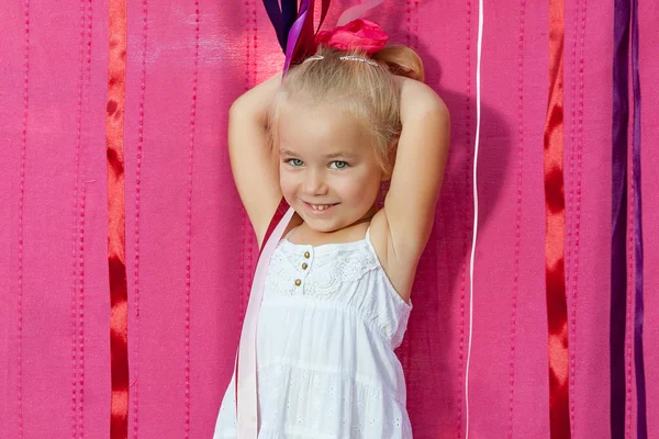 Portret schattig klein meisje — Stockfoto
