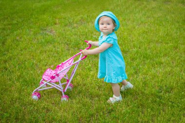 Küçük kız bebek arabası ile niteliğine