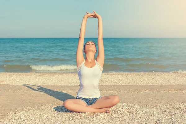 Jovem mulher praticando Yoga — Fotografia de Stock