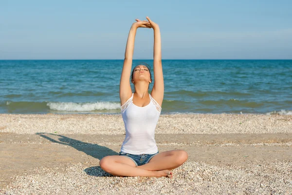 Mujer joven practicando yoga — Foto de Stock