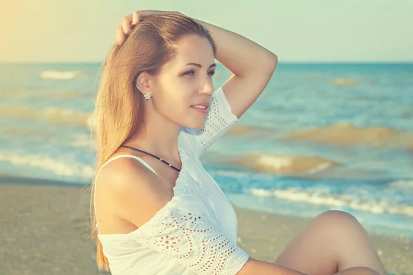 Menina bonita na praia — Fotografia de Stock