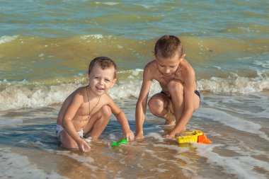 Mutlu çocuk - iki çocuk sahilde eğleniyor