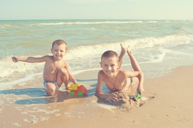 Mutlu çocuk - iki çocuk sahilde eğleniyor
