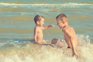 Mutlu çocuk - iki çocuk sahilde eğleniyor