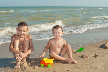 Mutlu çocuk - iki çocuk sahilde eğleniyor
