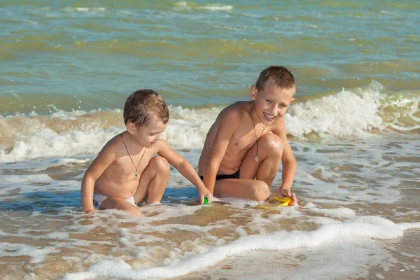 Szczęśliwe dzieci - dwóch chłopców, zabawy na plaży — Zdjęcie stockowe