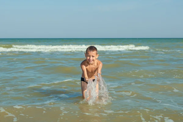 행복 한 아이-소년 해변에 재미 — 스톡 사진