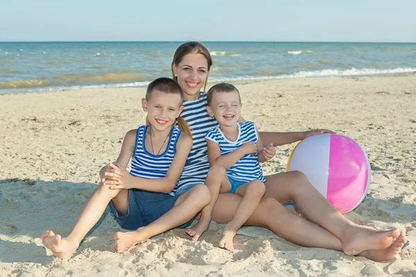 Anne ve iki oğulları sahilde eğleniyor