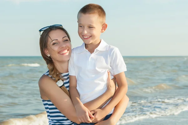 Mother and her son having fun on the beach — Stock Photo, Image