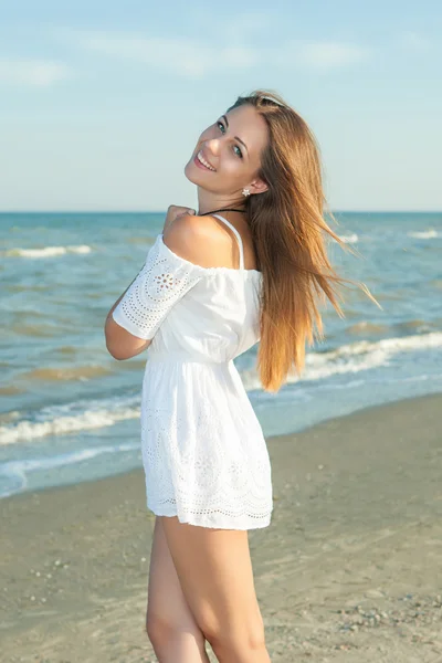 Schöne Mädchen am Strand — Stockfoto
