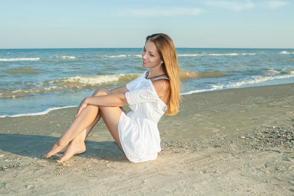 Vacker flicka på stranden — Stockfoto