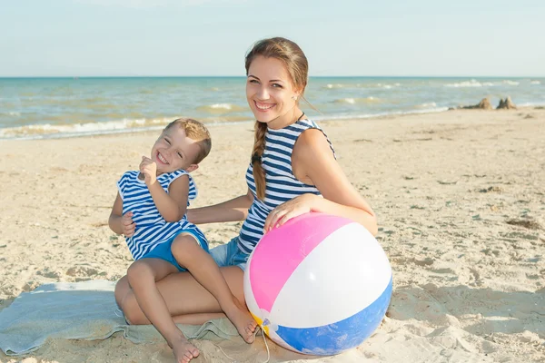 Anne ve oğlu sahilde eğleniyor